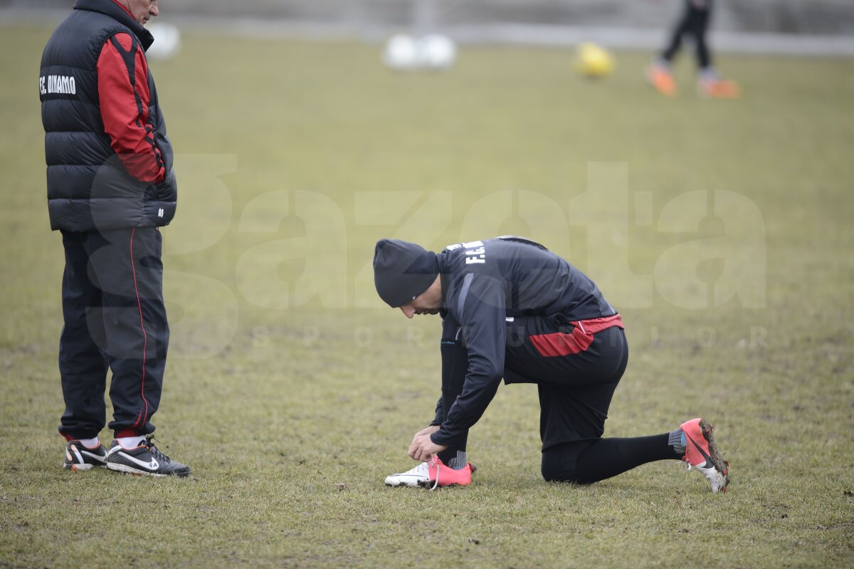 FOTO "Cîinii" strîng rîndurile înainte de prima etapă din 2012: "Toată lumea vorbeşte despre bani şi mai puţin despre fotbal! Vrem linişte"
