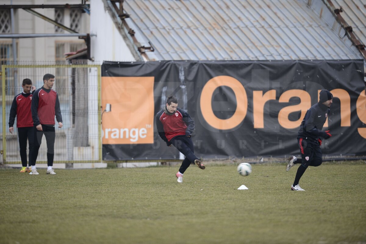 FOTO "Cîinii" strîng rîndurile înainte de prima etapă din 2012: "Toată lumea vorbeşte despre bani şi mai puţin despre fotbal! Vrem linişte"