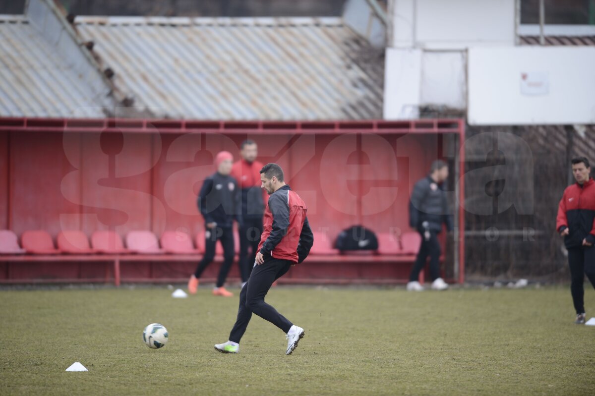 FOTO "Cîinii" strîng rîndurile înainte de prima etapă din 2012: "Toată lumea vorbeşte despre bani şi mai puţin despre fotbal! Vrem linişte"