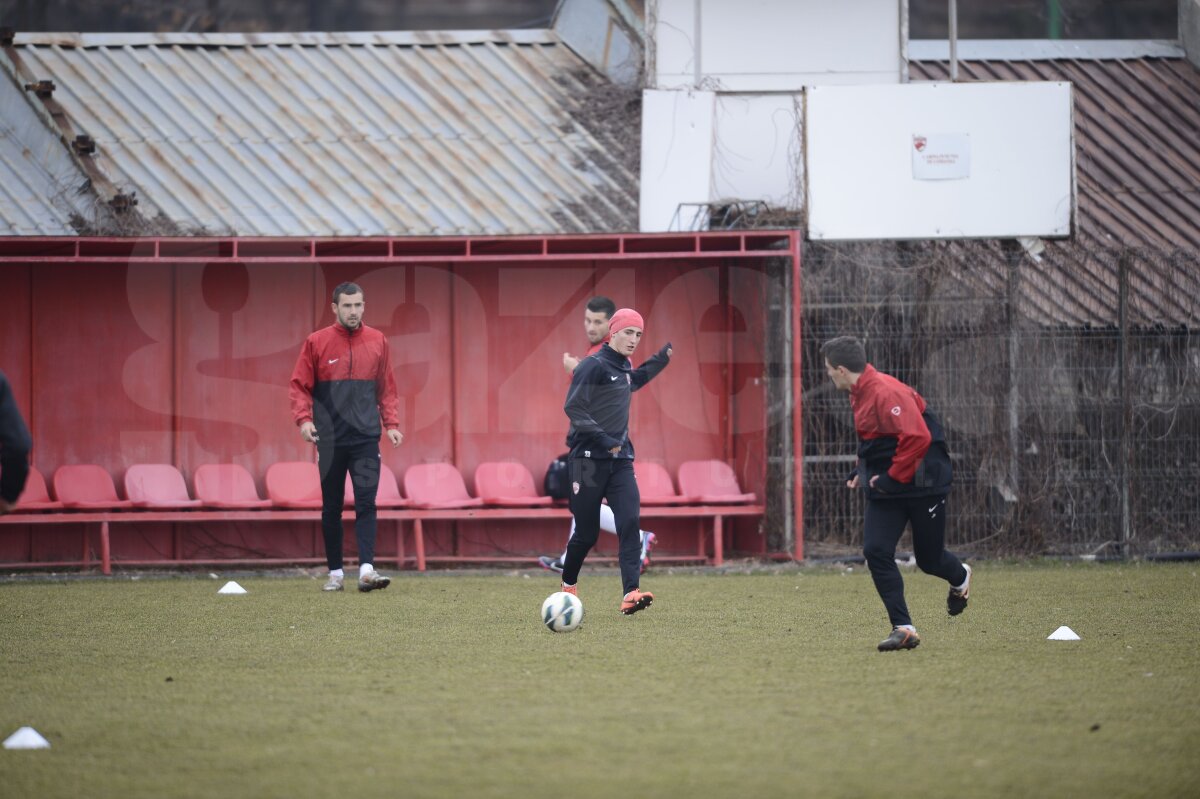 FOTO "Cîinii" strîng rîndurile înainte de prima etapă din 2012: "Toată lumea vorbeşte despre bani şi mai puţin despre fotbal! Vrem linişte"
