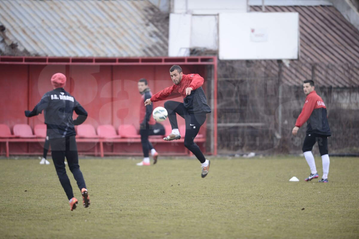 FOTO "Cîinii" strîng rîndurile înainte de prima etapă din 2012: "Toată lumea vorbeşte despre bani şi mai puţin despre fotbal! Vrem linişte"