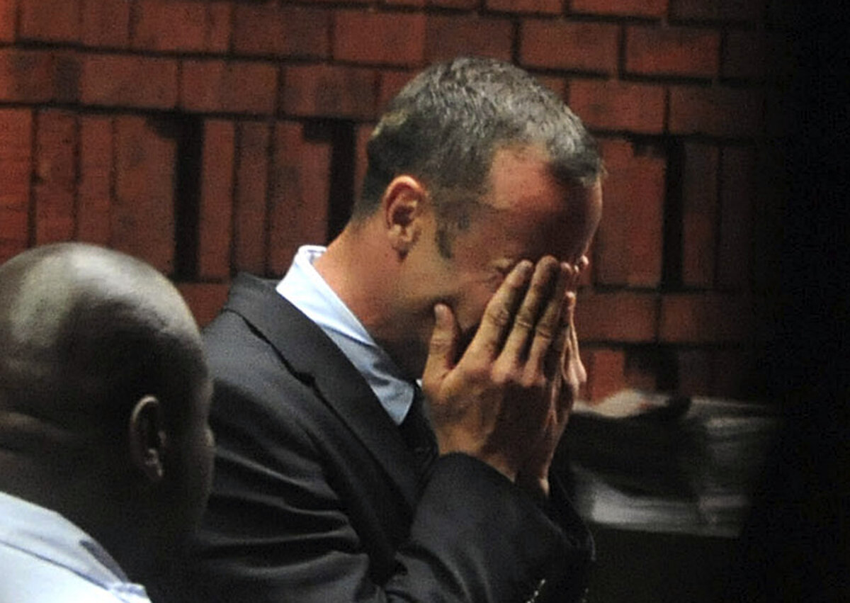 Procurorii: "Oscar Pistorius a tras de patru ori, cu două arme diferite, prin uşa de la baie!"