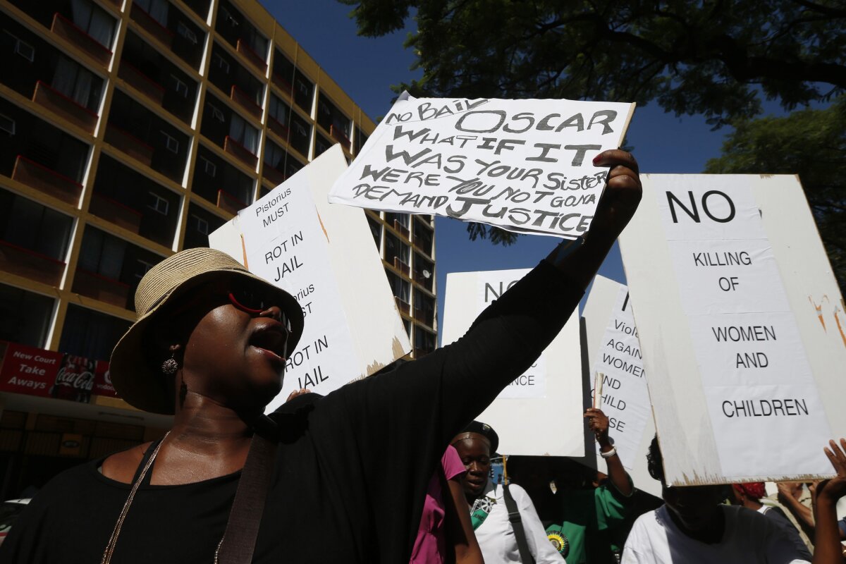 Procurorii: "Oscar Pistorius a tras de patru ori, cu două arme diferite, prin uşa de la baie!"