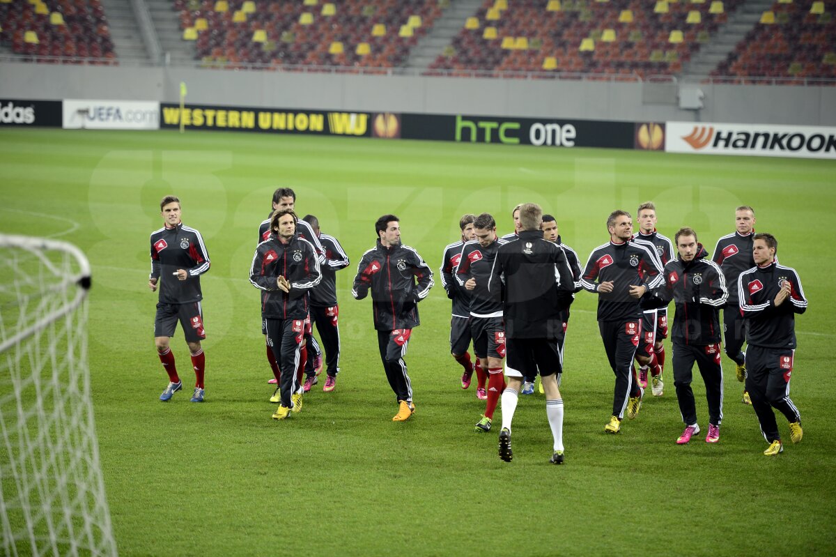 FOTO Prinşi în capcanele de pe National Arena » Gazonul s-a făcut praf sub crampoanele olandezilor