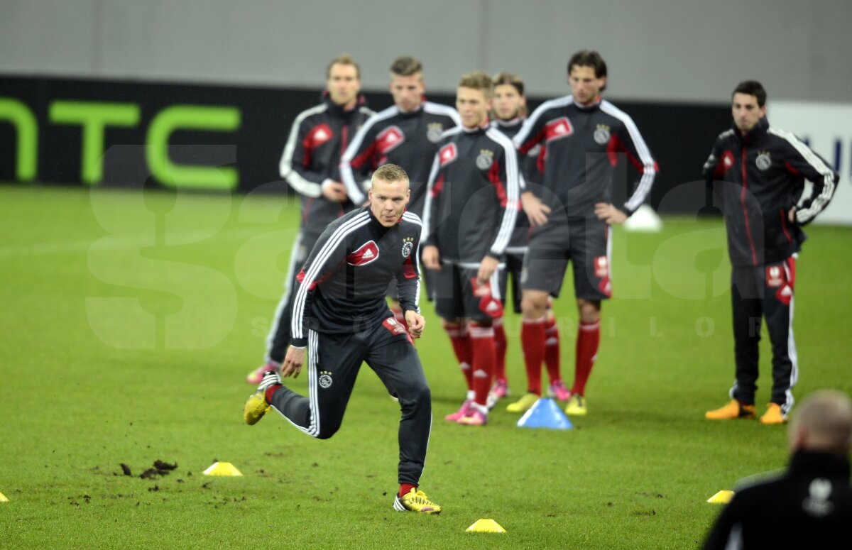 FOTO Prinşi în capcanele de pe National Arena » Gazonul s-a făcut praf sub crampoanele olandezilor