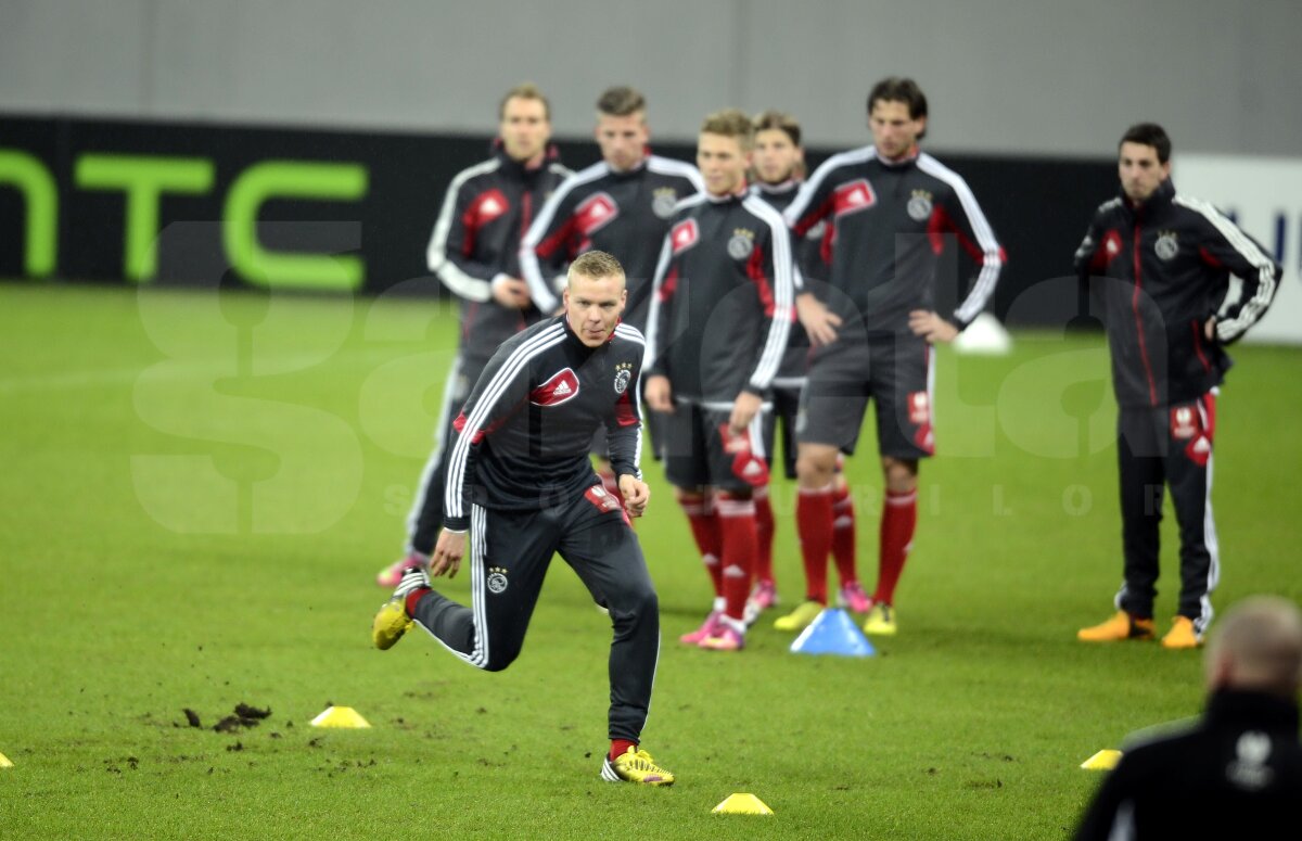 FOTO Prinşi în capcanele de pe National Arena » Gazonul s-a făcut praf sub crampoanele olandezilor