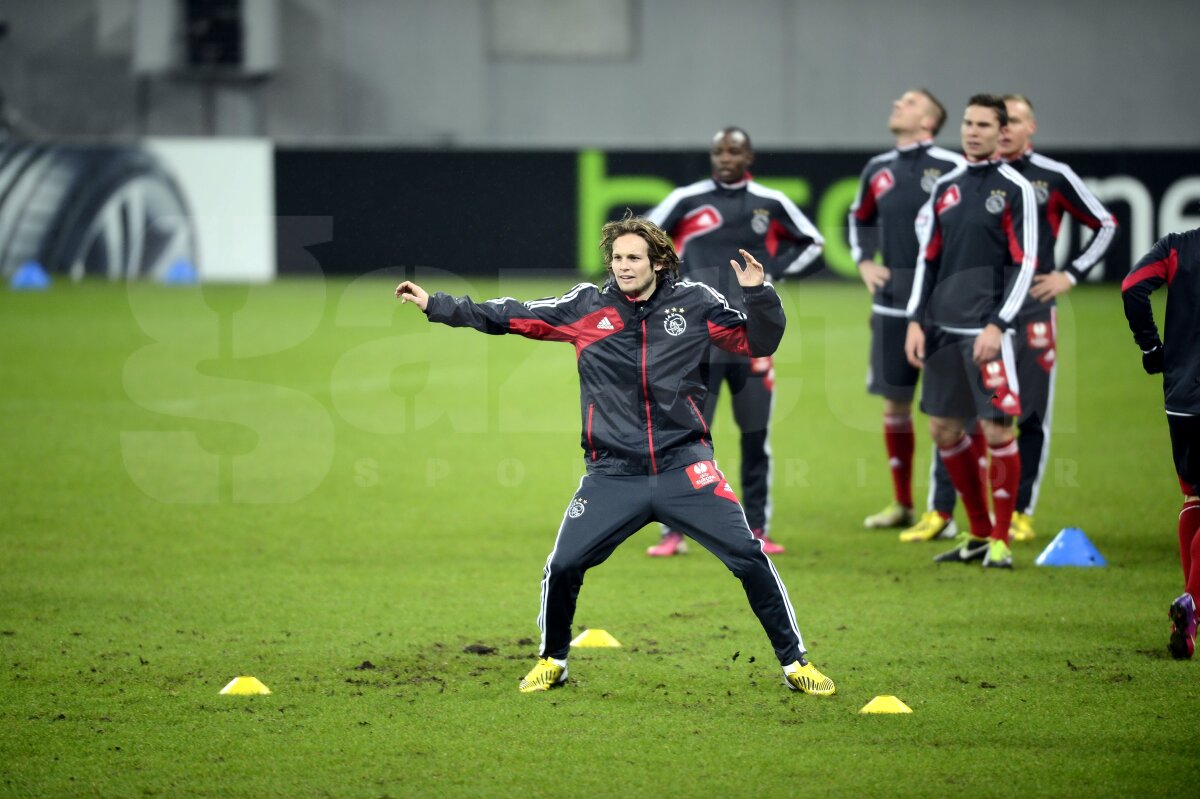 FOTO Prinşi în capcanele de pe National Arena » Gazonul s-a făcut praf sub crampoanele olandezilor