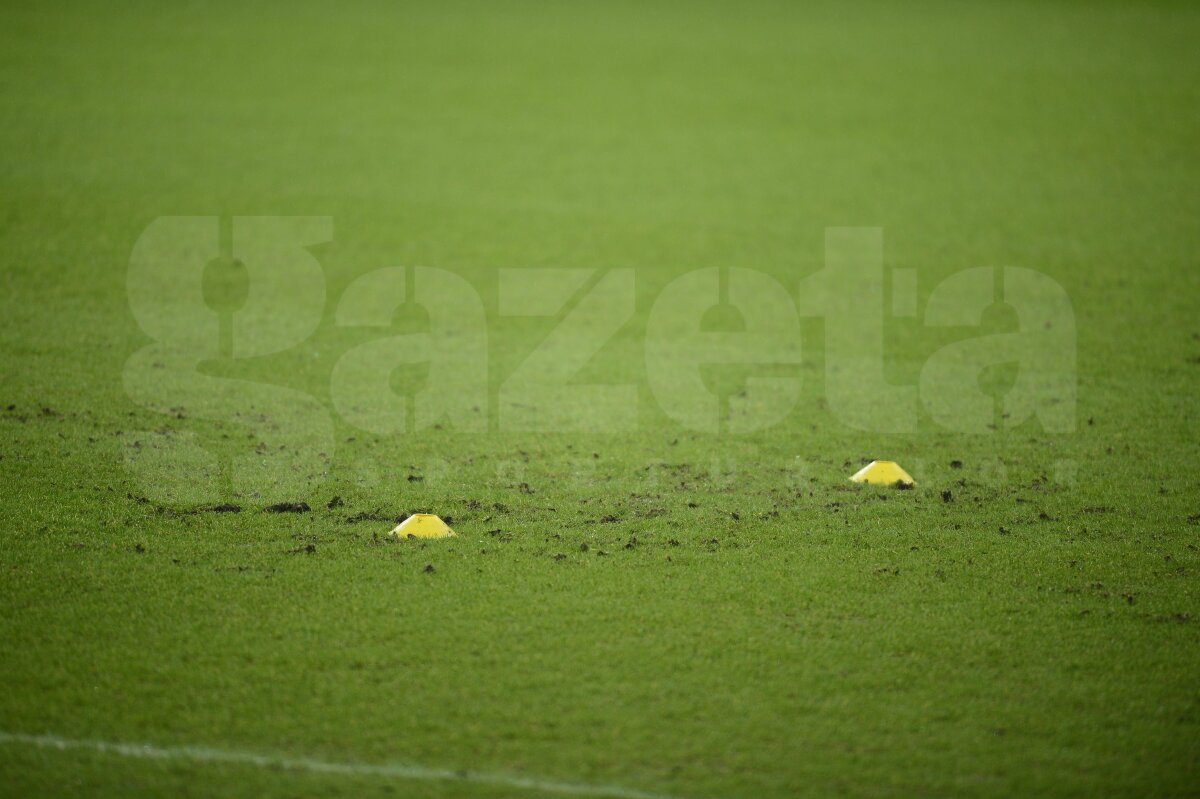 FOTO Prinşi în capcanele de pe National Arena » Gazonul s-a făcut praf sub crampoanele olandezilor