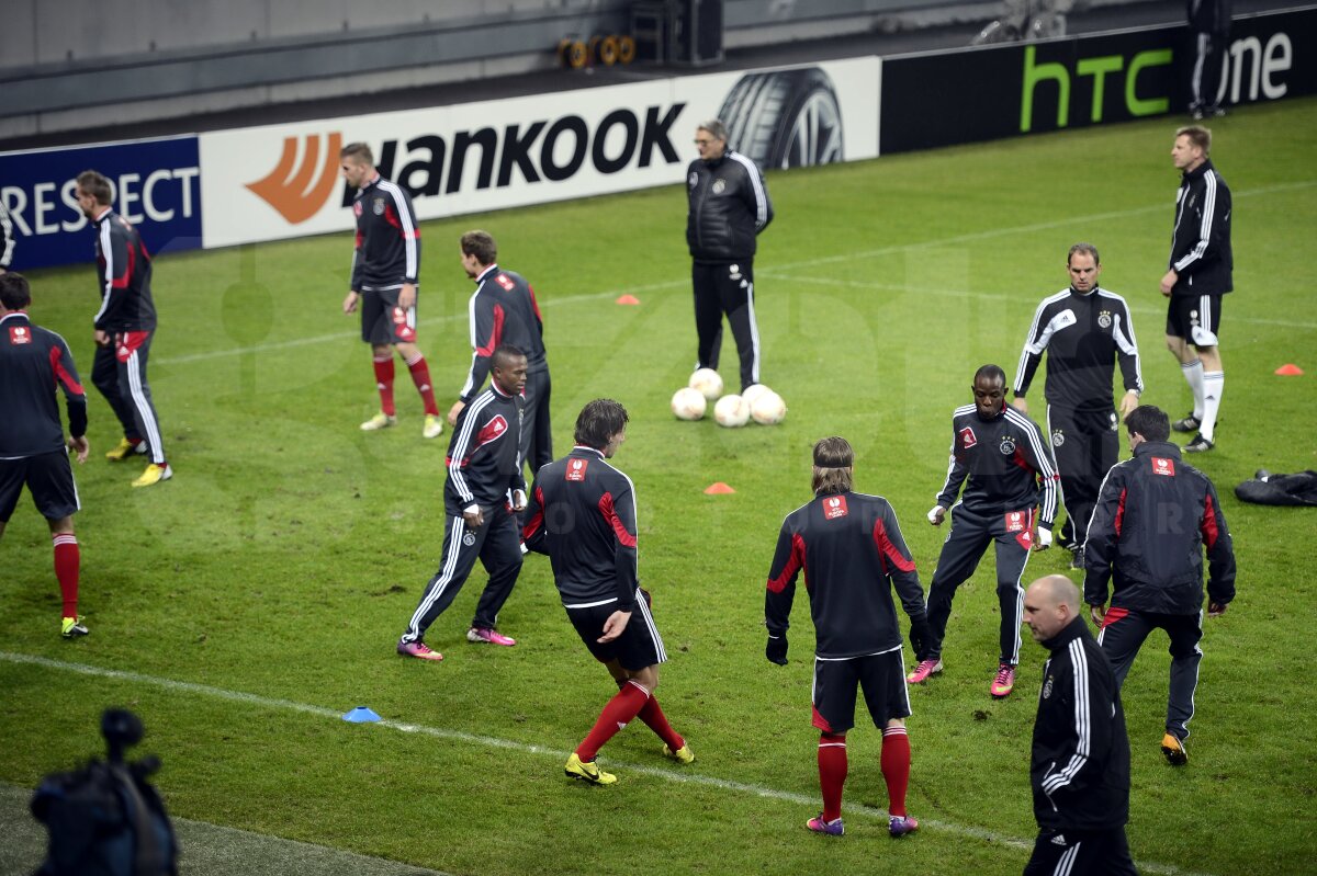 FOTO Prinşi în capcanele de pe National Arena » Gazonul s-a făcut praf sub crampoanele olandezilor