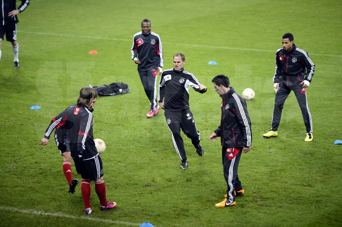 FOTO Prinşi în capcanele de pe National Arena » Gazonul s-a făcut praf sub crampoanele olandezilor