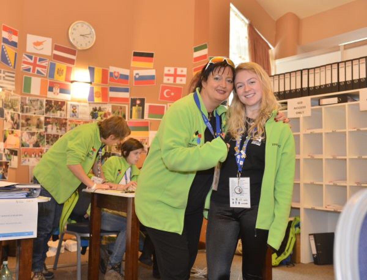 Din Anglia în Bucegi » Două voluntare care au ajutat şi la Olimpiada de la Londra, o româncă şi o englezoaică, sînt prezente şi la FOTE