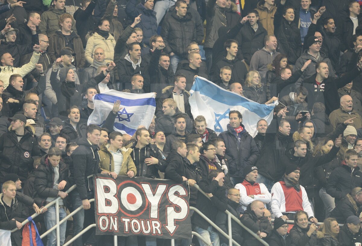 FOTO Fanii Stelei au făcut spectacol în tribune! Bannere cu mesaje anti-Dinamo şi de încurajare pentru Neşu