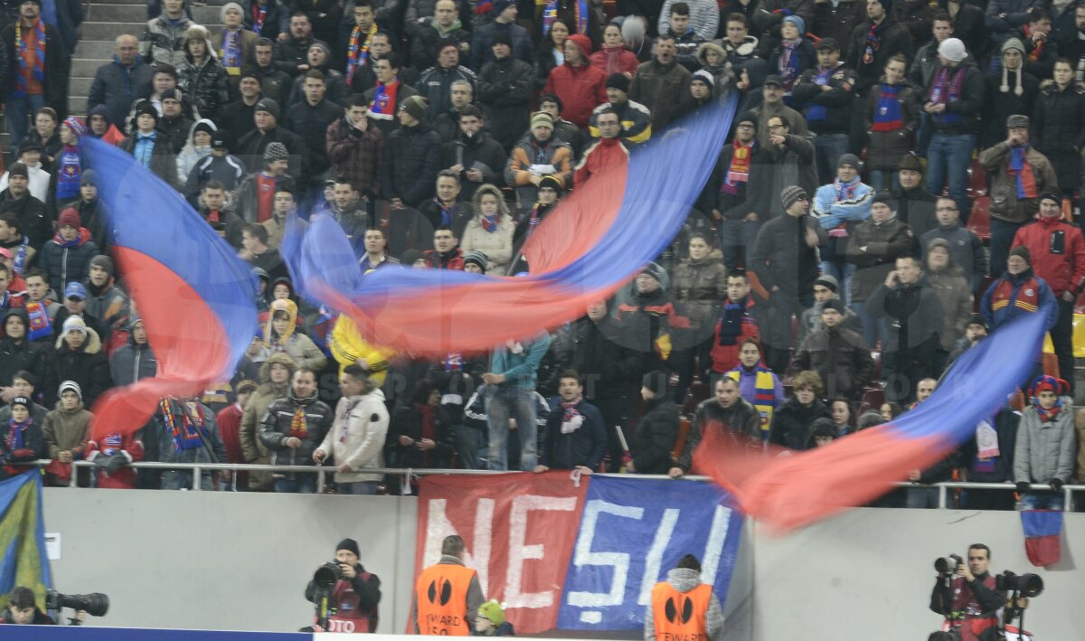 FOTO Fanii Stelei au făcut spectacol în tribune! Bannere cu mesaje anti-Dinamo şi de încurajare pentru Neşu