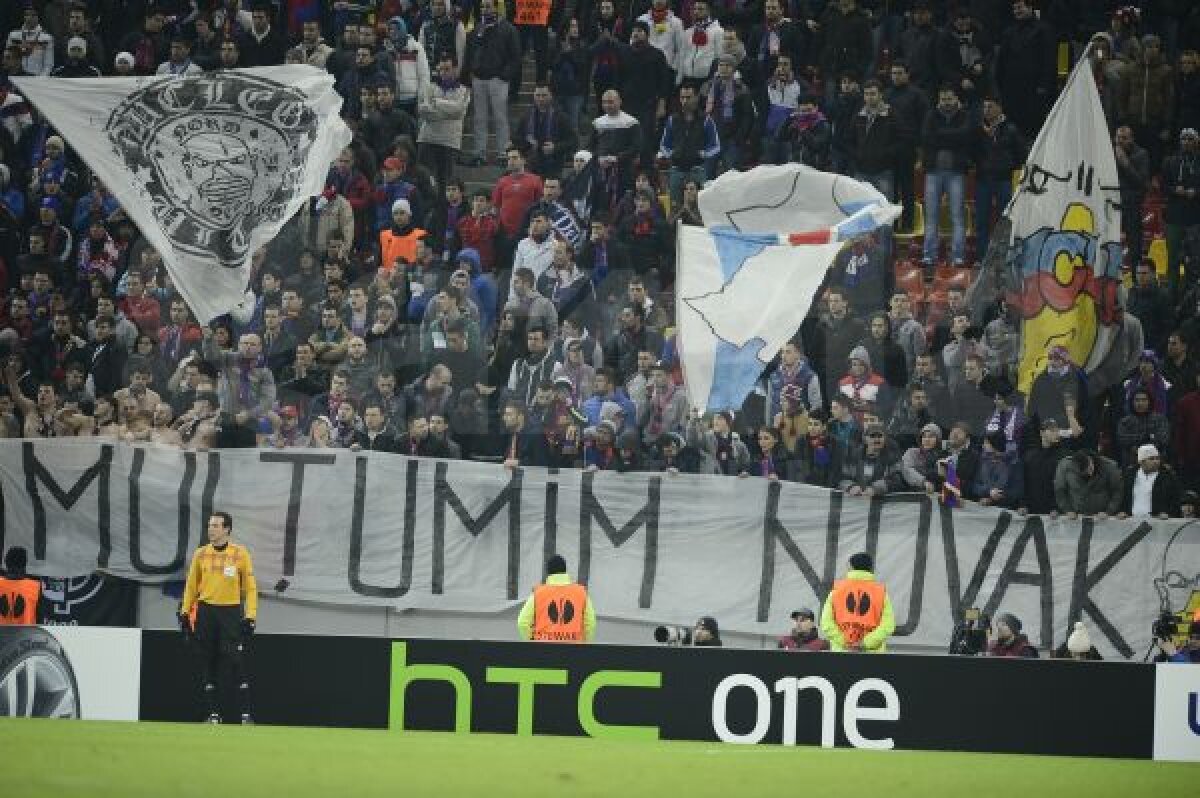 FOTO Adrenalina încălzeşte şi cîntă! Momentul în care fanii Stelei şi-au schimbat atitudinea la meciul cu Ajax