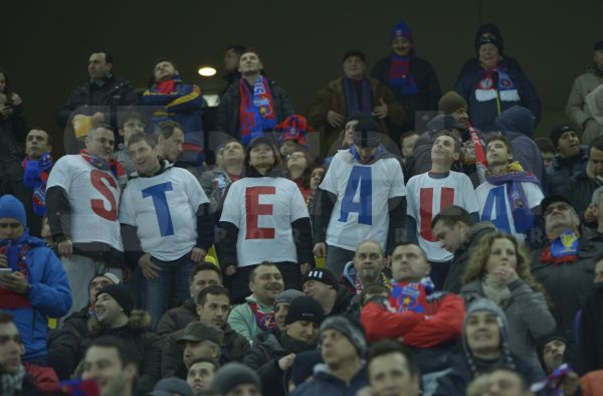 FOTO Adrenalina încălzeşte şi cîntă! Momentul în care fanii Stelei şi-au schimbat atitudinea la meciul cu Ajax