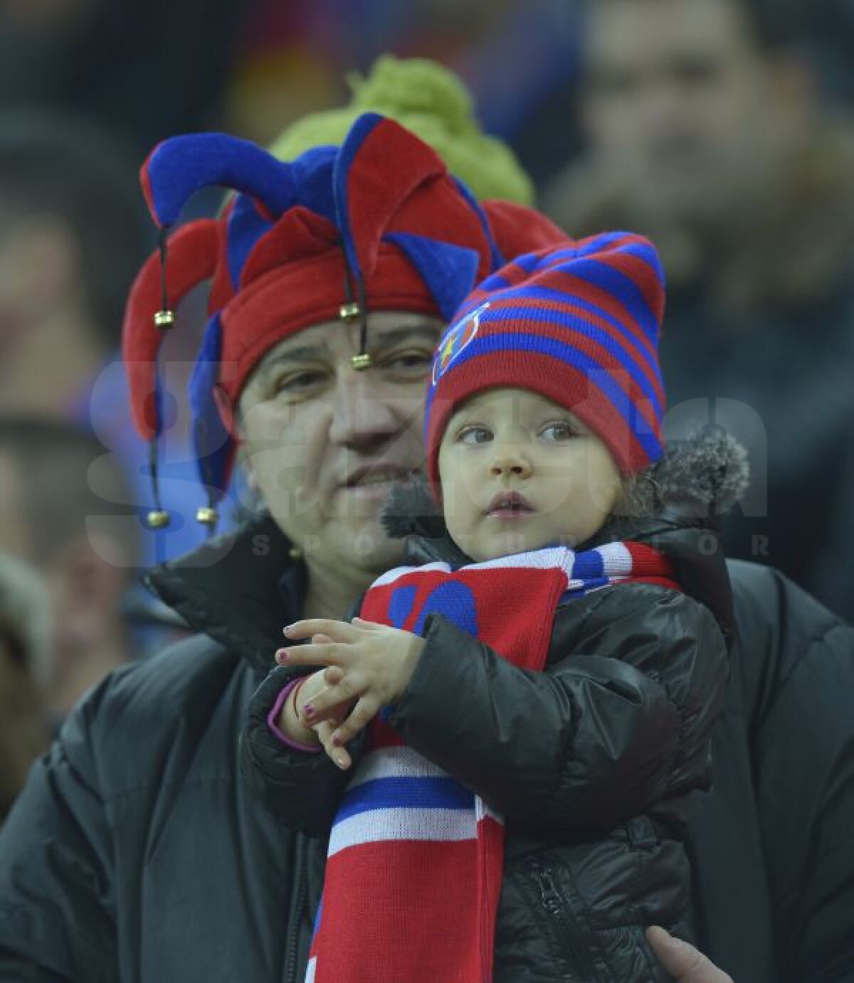 FOTO Adrenalina încălzeşte şi cîntă! Momentul în care fanii Stelei şi-au schimbat atitudinea la meciul cu Ajax