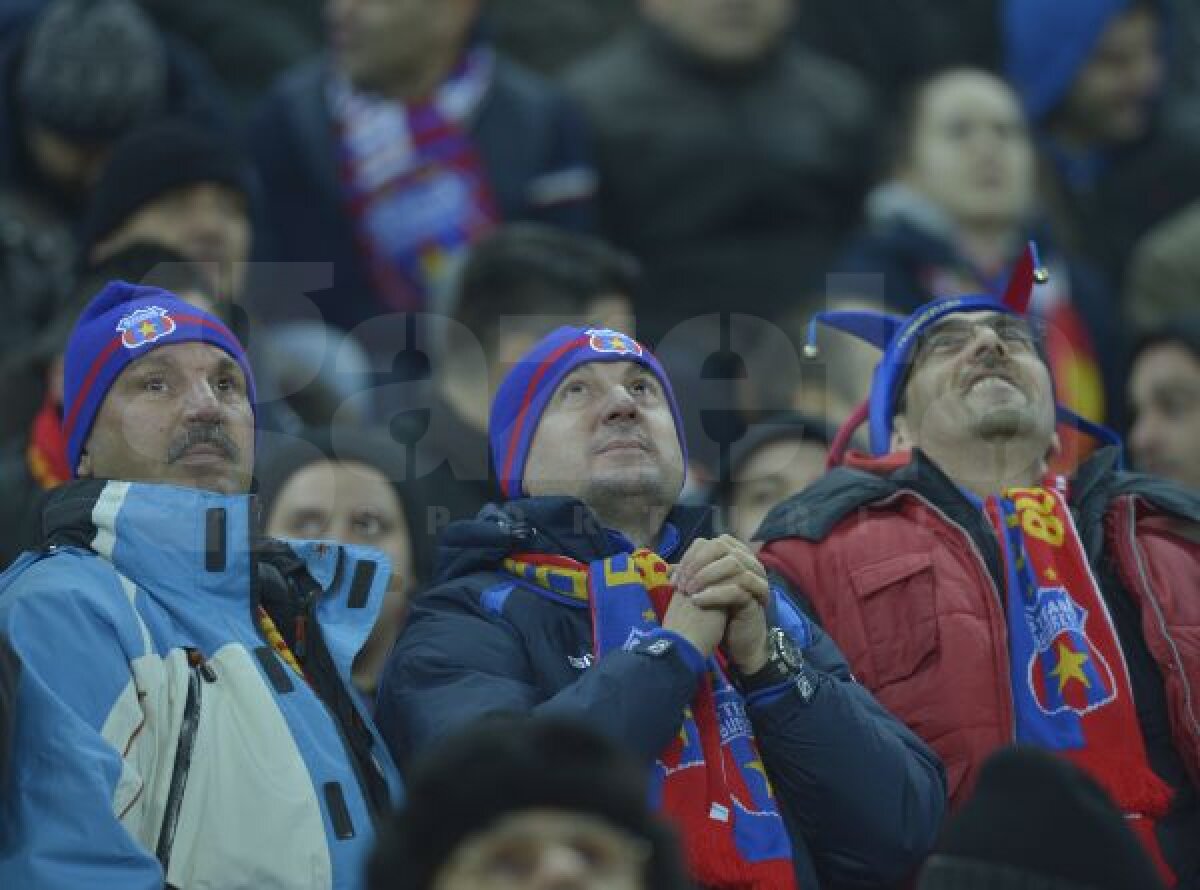 FOTO Adrenalina încălzeşte şi cîntă! Momentul în care fanii Stelei şi-au schimbat atitudinea la meciul cu Ajax