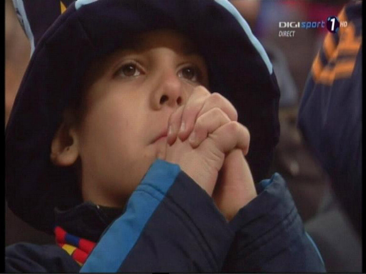 VIDEO ŞI FOTO Talismanul de 10 ani » Cum l-a impresionat pe Gigi Becali un junior al Stelei prezent la meci