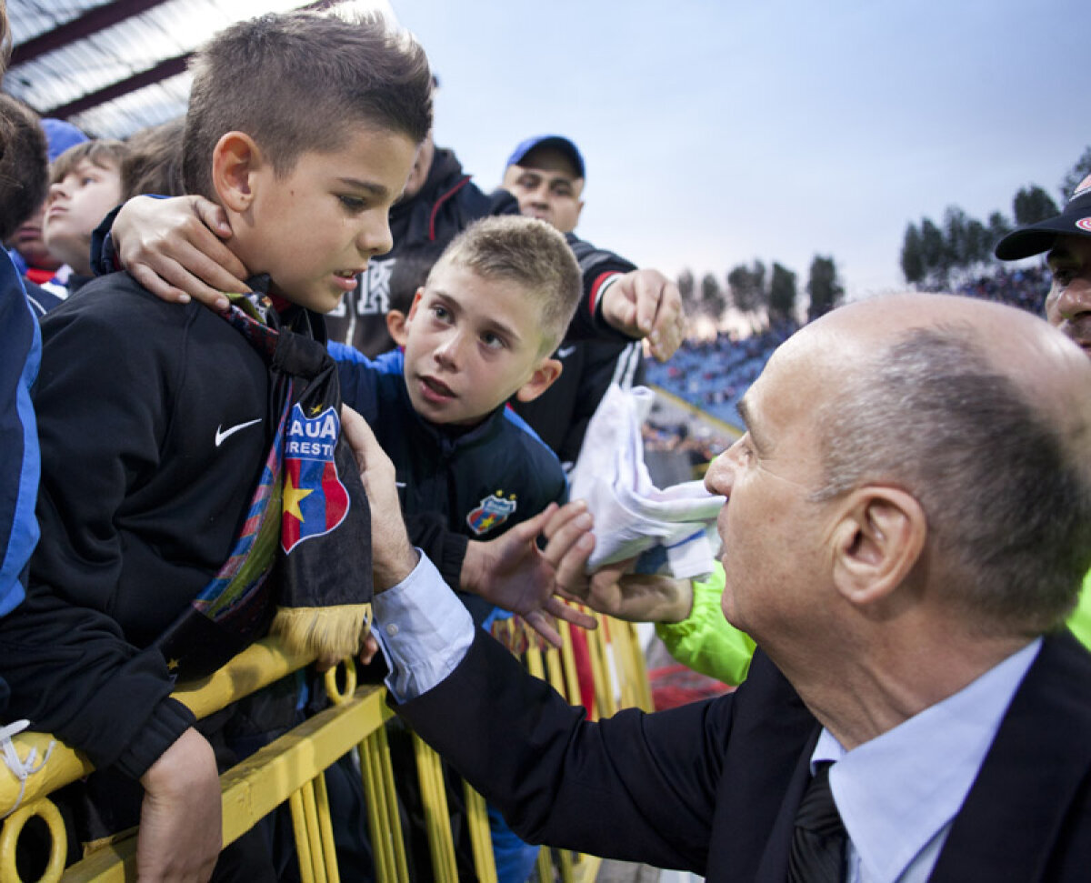VIDEO ŞI FOTO Talismanul de 10 ani » Cum l-a impresionat pe Gigi Becali un junior al Stelei prezent la meci