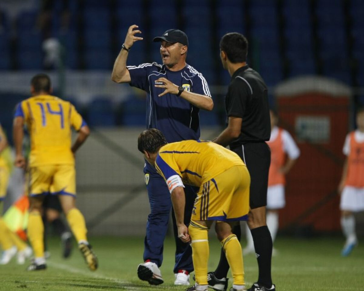 Scandal cu MM în prim plan » Atac la manager: "Coloana lui e pentru o cutie de carton! E specialist în ascultarea telefoanelor jucătorilor" :X