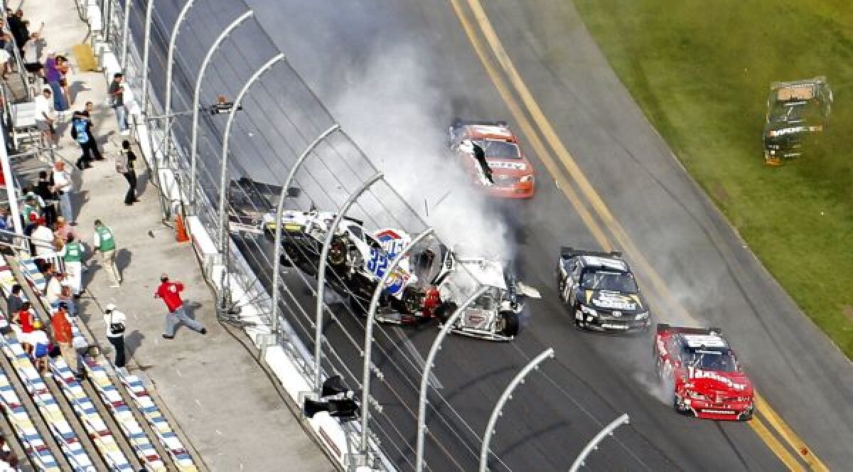 VIDEO+FOTO Accident monstruos în Nascar » 28 de fani au ajuns la spital