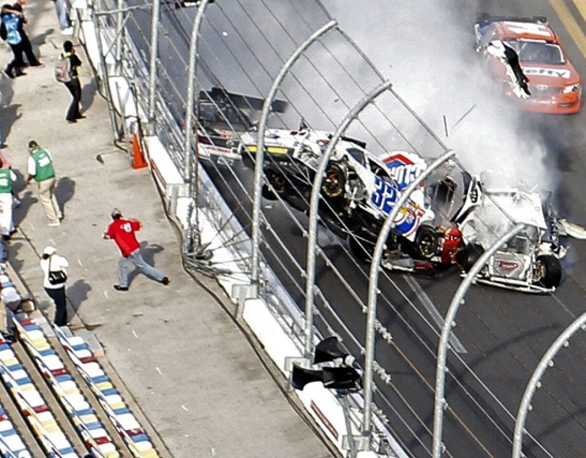 VIDEO+FOTO Accident monstruos în Nascar » 28 de fani au ajuns la spital