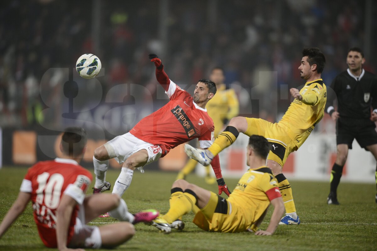 FOTO şi VIDEO Dinamo - FC Braşov 2-1 » "Cîinii" s-au chinuit deşi au avut om în plus din minutul 40