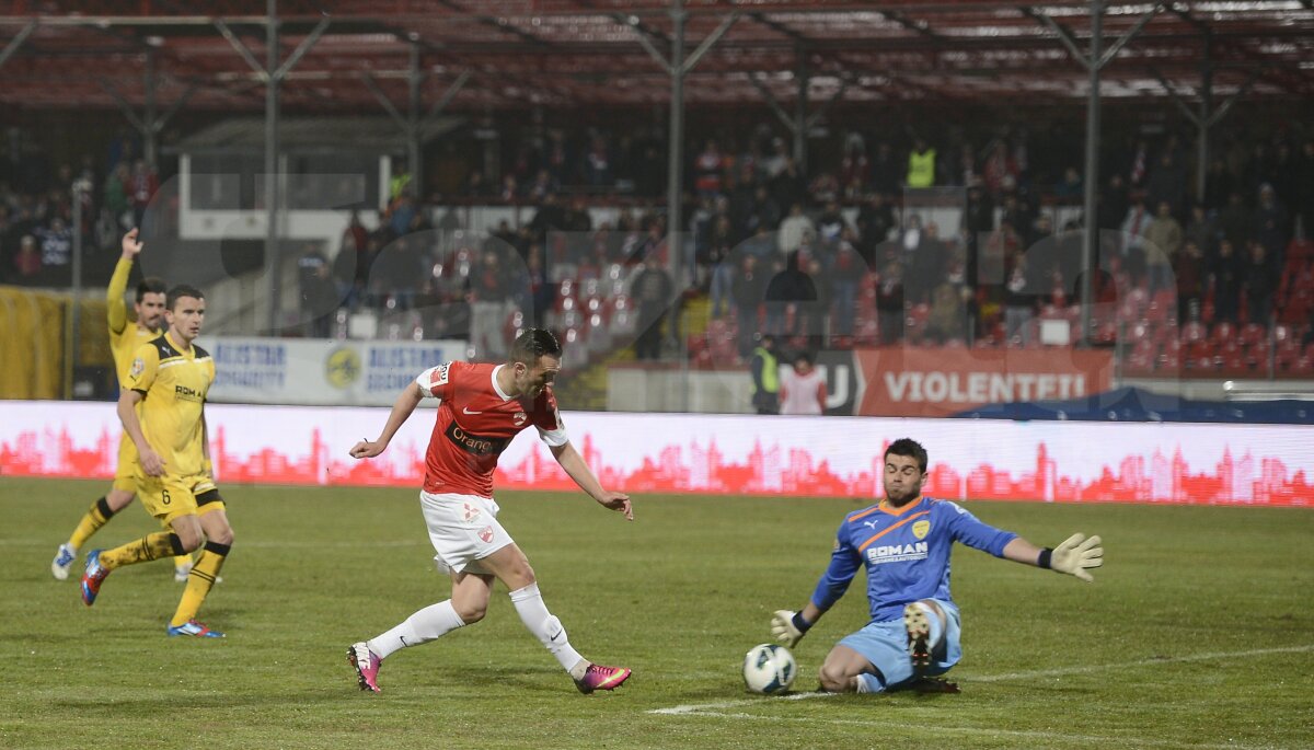 FOTO şi VIDEO Dinamo - FC Braşov 2-1 » "Cîinii" s-au chinuit deşi au avut om în plus din minutul 40