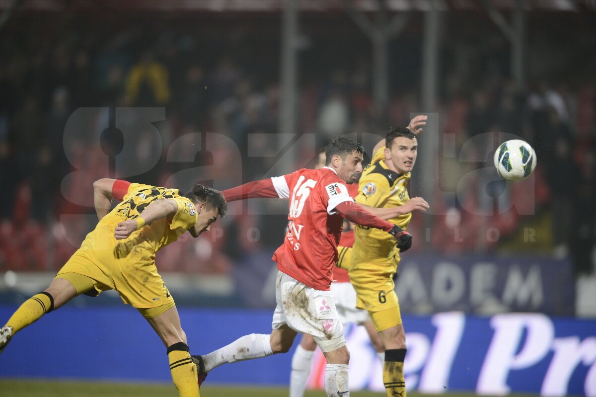 FOTO şi VIDEO Dinamo - FC Braşov 2-1 » "Cîinii" s-au chinuit deşi au avut om în plus din minutul 40
