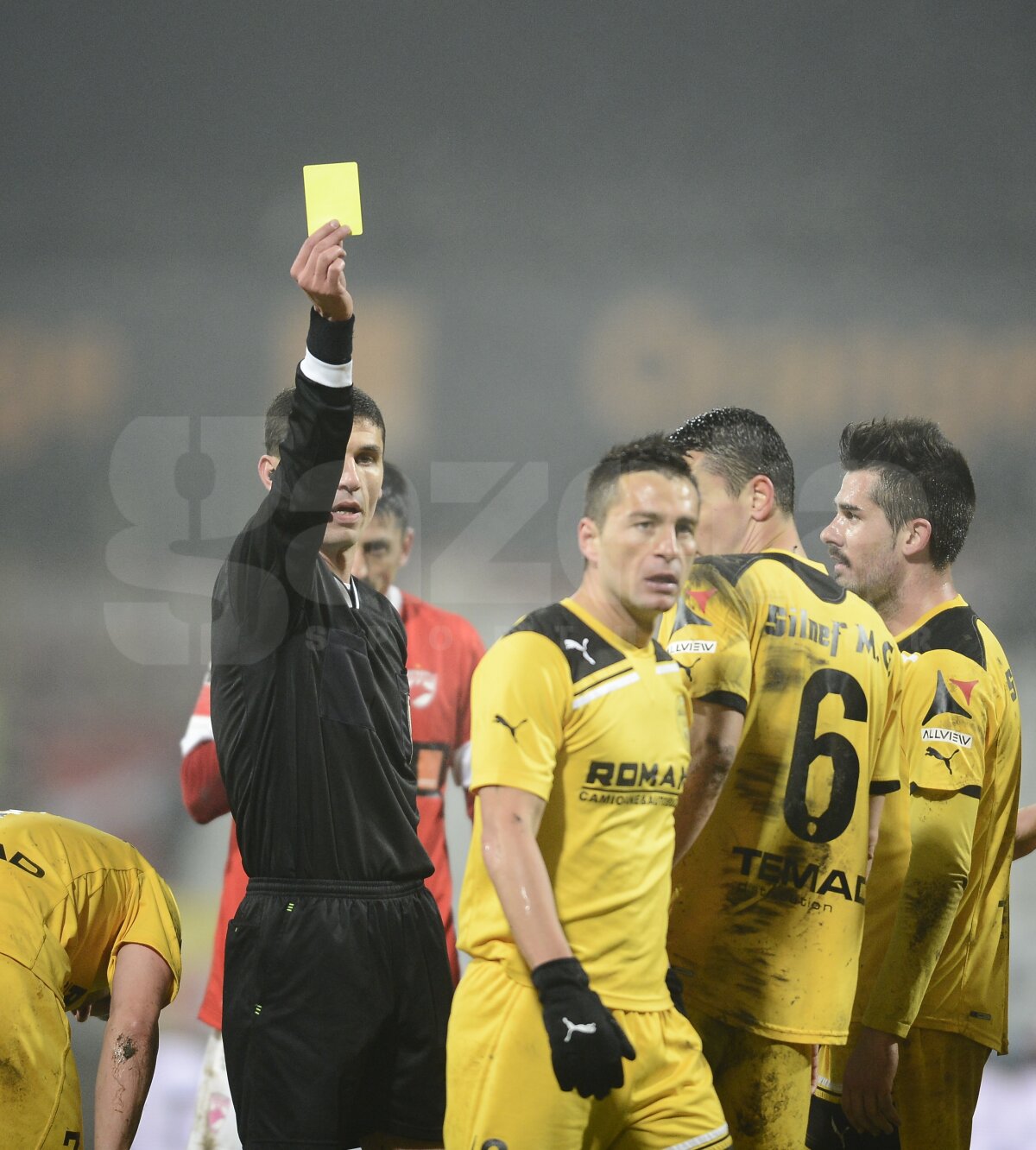 FOTO şi VIDEO Dinamo - FC Braşov 2-1 » "Cîinii" s-au chinuit deşi au avut om în plus din minutul 40