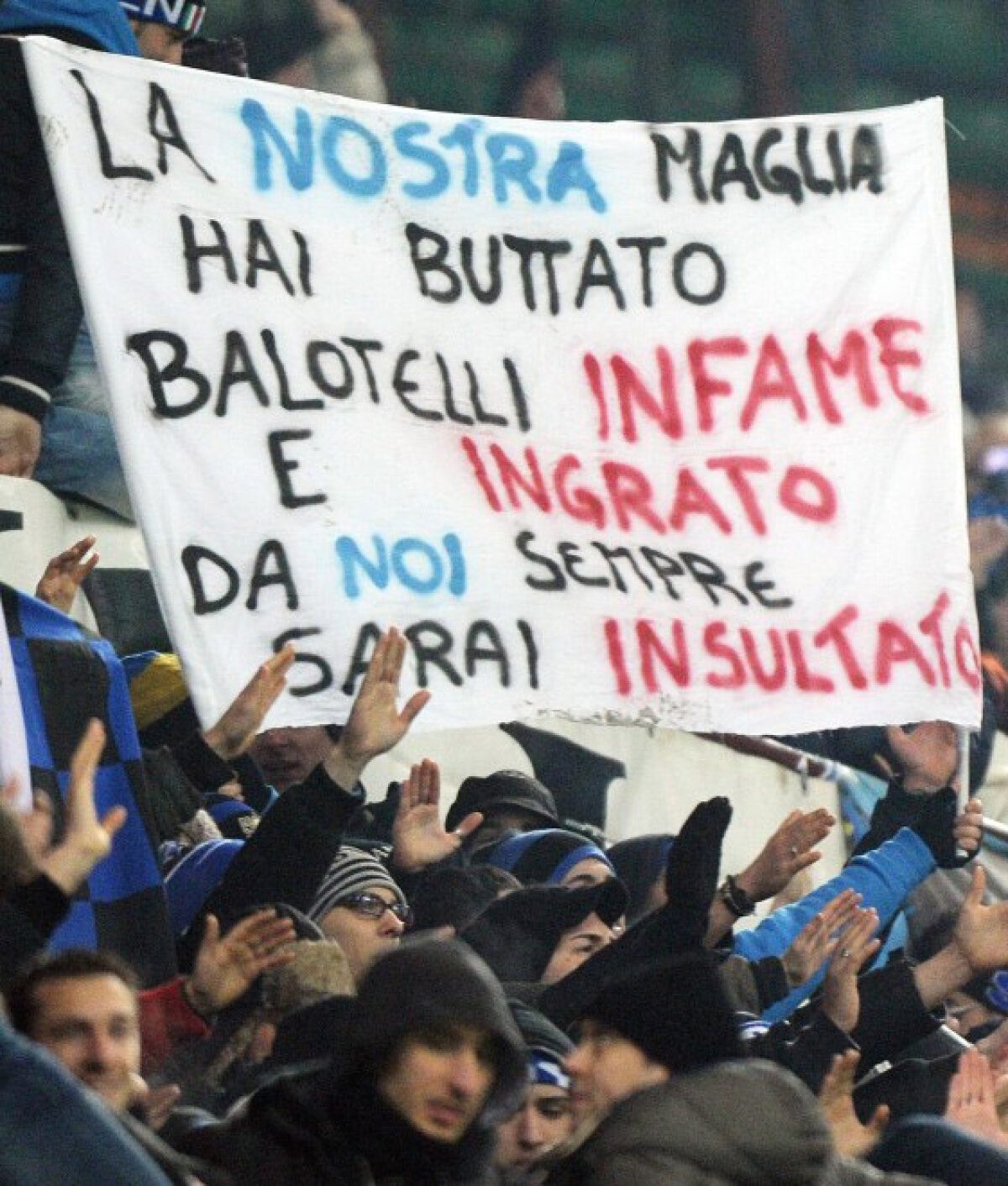 FOTO Goluri ba, insulte da! » Batjocorit de fanii interişti, Balotelli s-a întrecut în ratări în derbyul milanez (1-1)