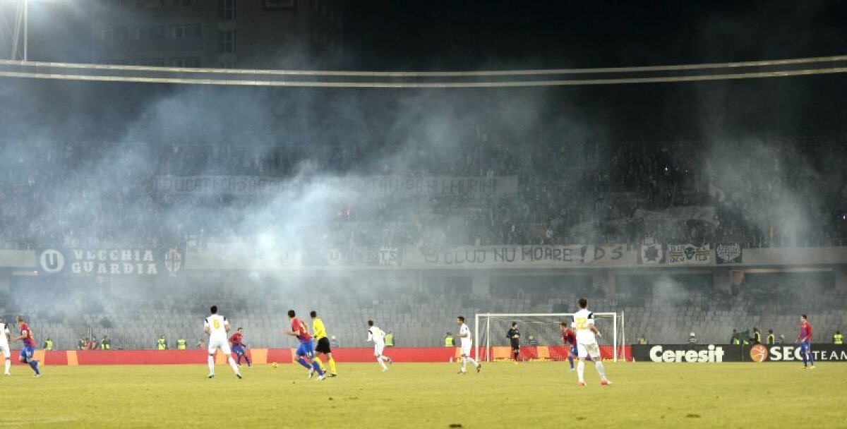 FOTO şi VIDEO Un suporter al Universităţii a intrat pe teren » Meciul a fost întrerupt cîteva minute din cauza incidentelor din tribune