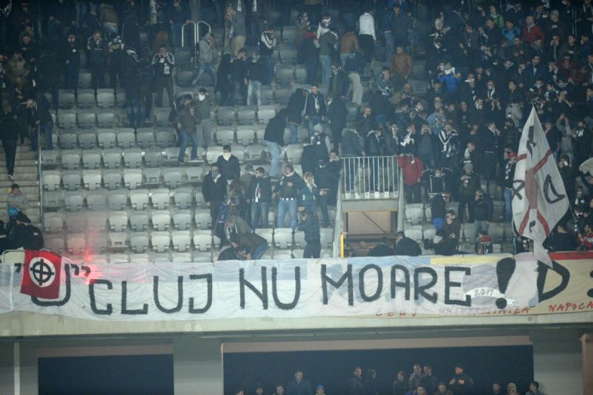 FOTO şi VIDEO Un suporter al Universităţii a intrat pe teren » Meciul a fost întrerupt cîteva minute din cauza incidentelor din tribune