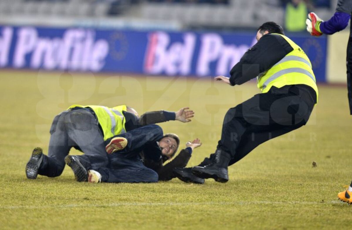 FOTO şi VIDEO Un suporter al Universităţii a intrat pe teren » Meciul a fost întrerupt cîteva minute din cauza incidentelor din tribune