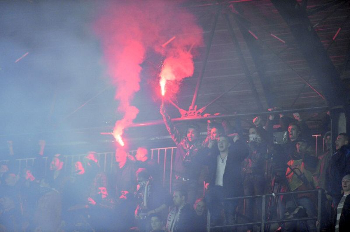 FOTO şi VIDEO Un suporter al Universităţii a intrat pe teren » Meciul a fost întrerupt cîteva minute din cauza incidentelor din tribune