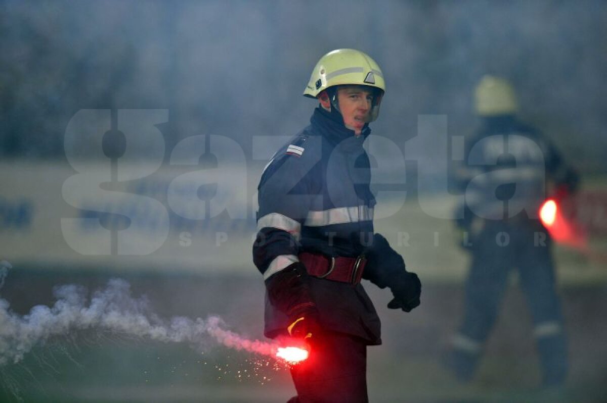 FOTO şi VIDEO Un suporter al Universităţii a intrat pe teren » Meciul a fost întrerupt cîteva minute din cauza incidentelor din tribune