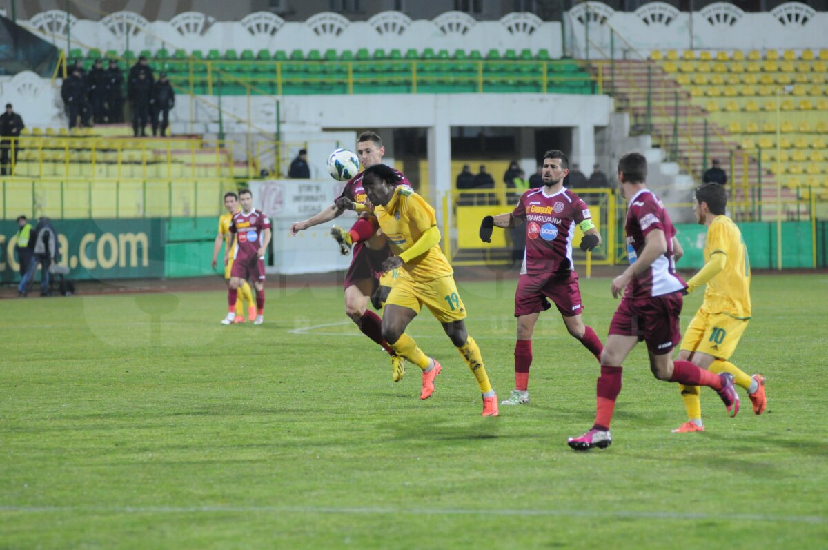 FOTO + VIDEO Cu doi oameni în plus pe teren, gazdele nu au marcat »  Vaslui - CFR Cluj 0-0