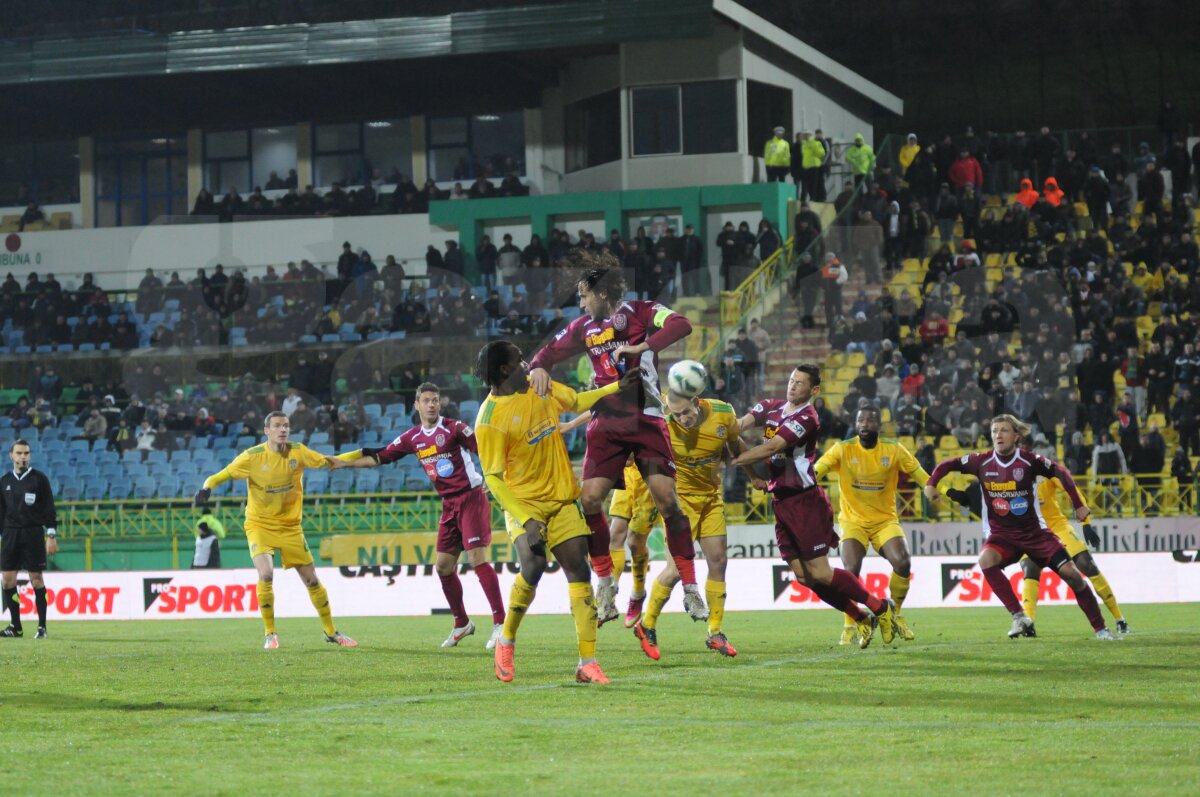 FOTO + VIDEO Cu doi oameni în plus pe teren, gazdele nu au marcat »  Vaslui - CFR Cluj 0-0