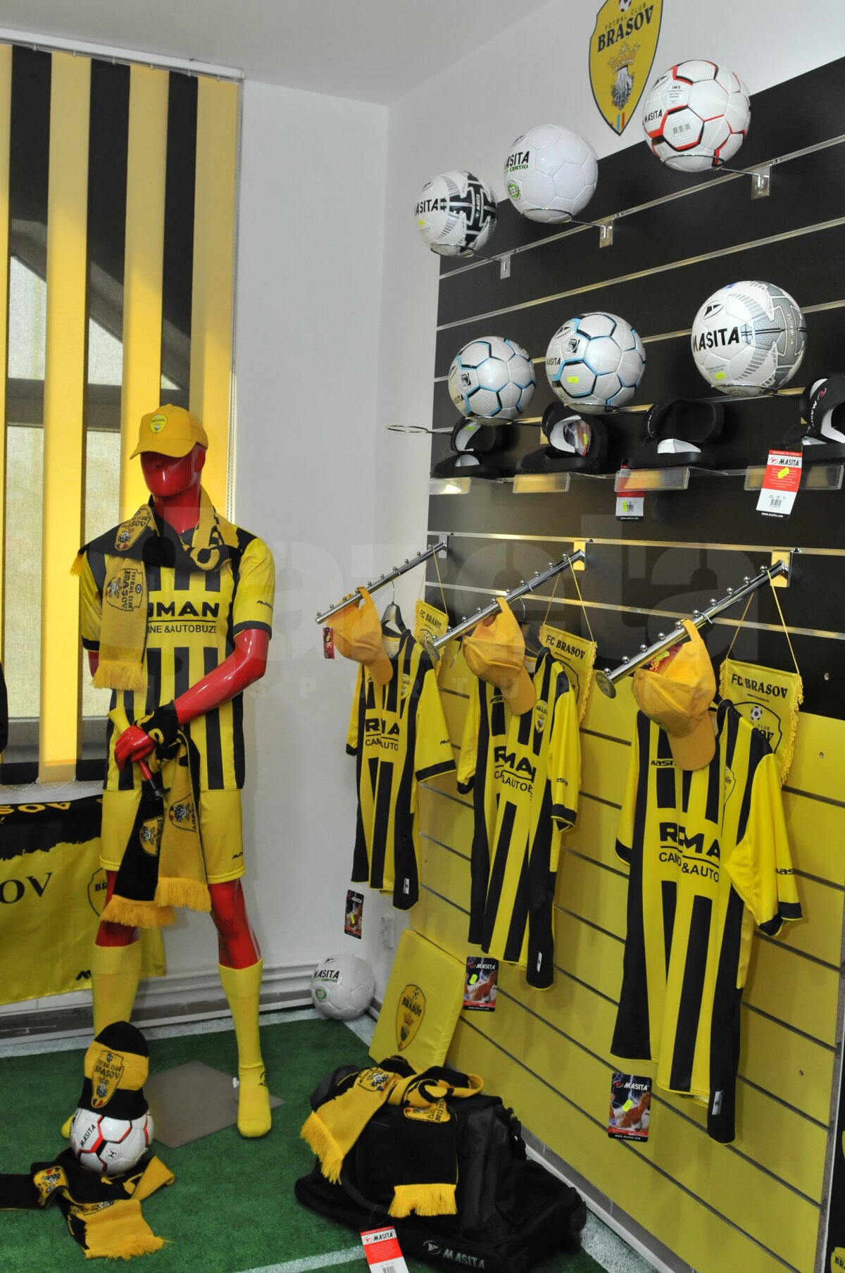 FOTO Braşovenii şi-au lansat noul magazin oficial!