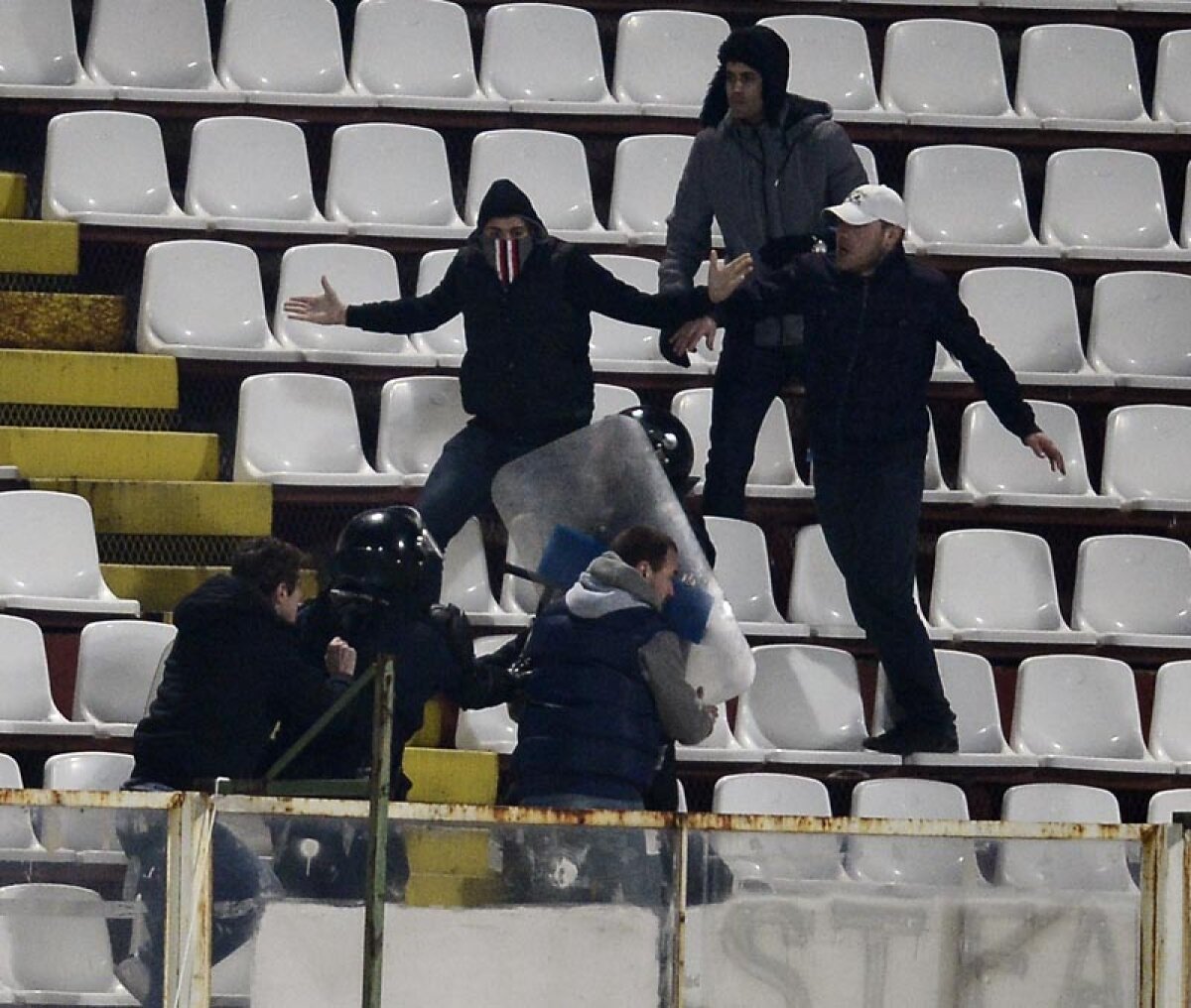 FOTO Atmosferă de vis pe Giuleşti la derby-ul Rapid-Dinamo: "Azi, copii, mîine, legende"