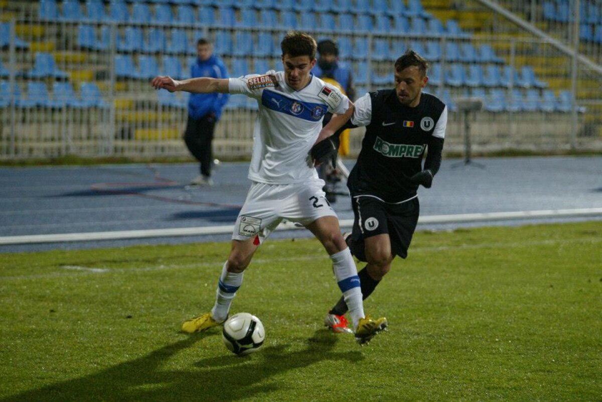 FOTO Fază amuzantă la meciul Viitorul - U Cluj » Nicola a încurcat tricourile şi a avut un alt sponsor pe piept în prima repriză
