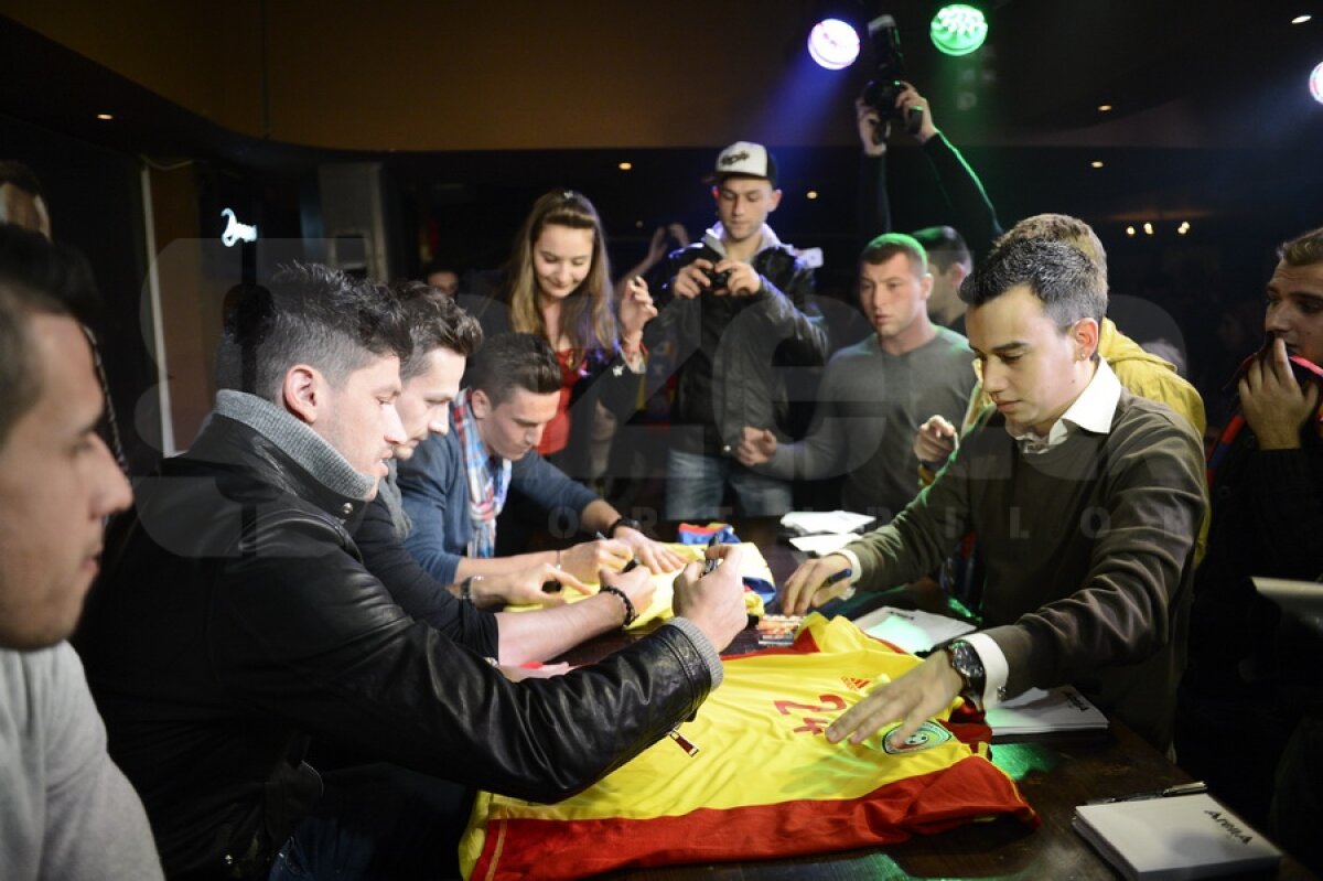 GALERIE FOTO » Jucătorii Stelei au dat autografe în Regie » Au fost primiţi cu "We are the champions"