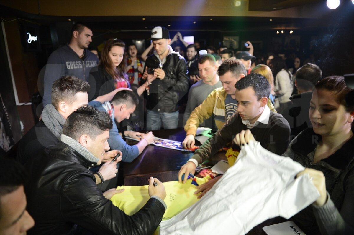 GALERIE FOTO » Jucătorii Stelei au dat autografe în Regie » Au fost primiţi cu "We are the champions"