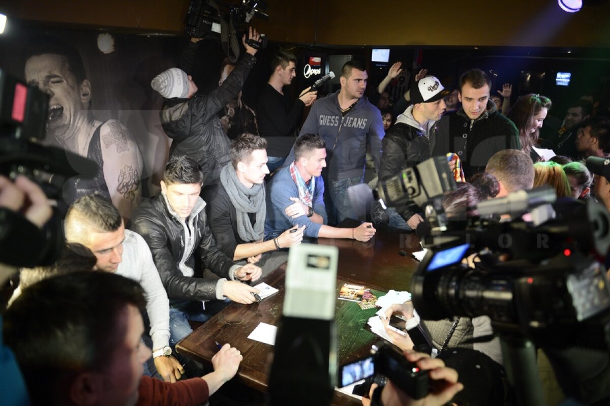 GALERIE FOTO » Jucătorii Stelei au dat autografe în Regie » Au fost primiţi cu "We are the champions"
