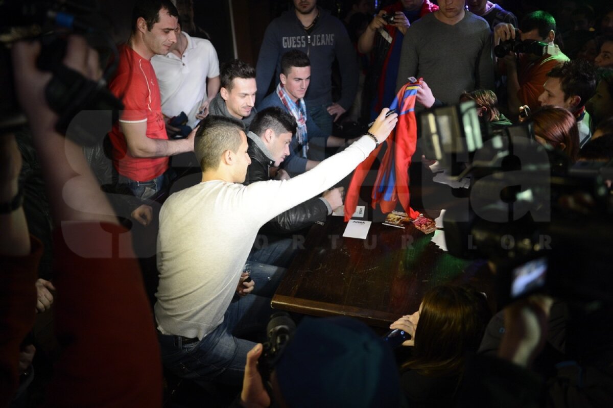 GALERIE FOTO » Jucătorii Stelei au dat autografe în Regie » Au fost primiţi cu "We are the champions"