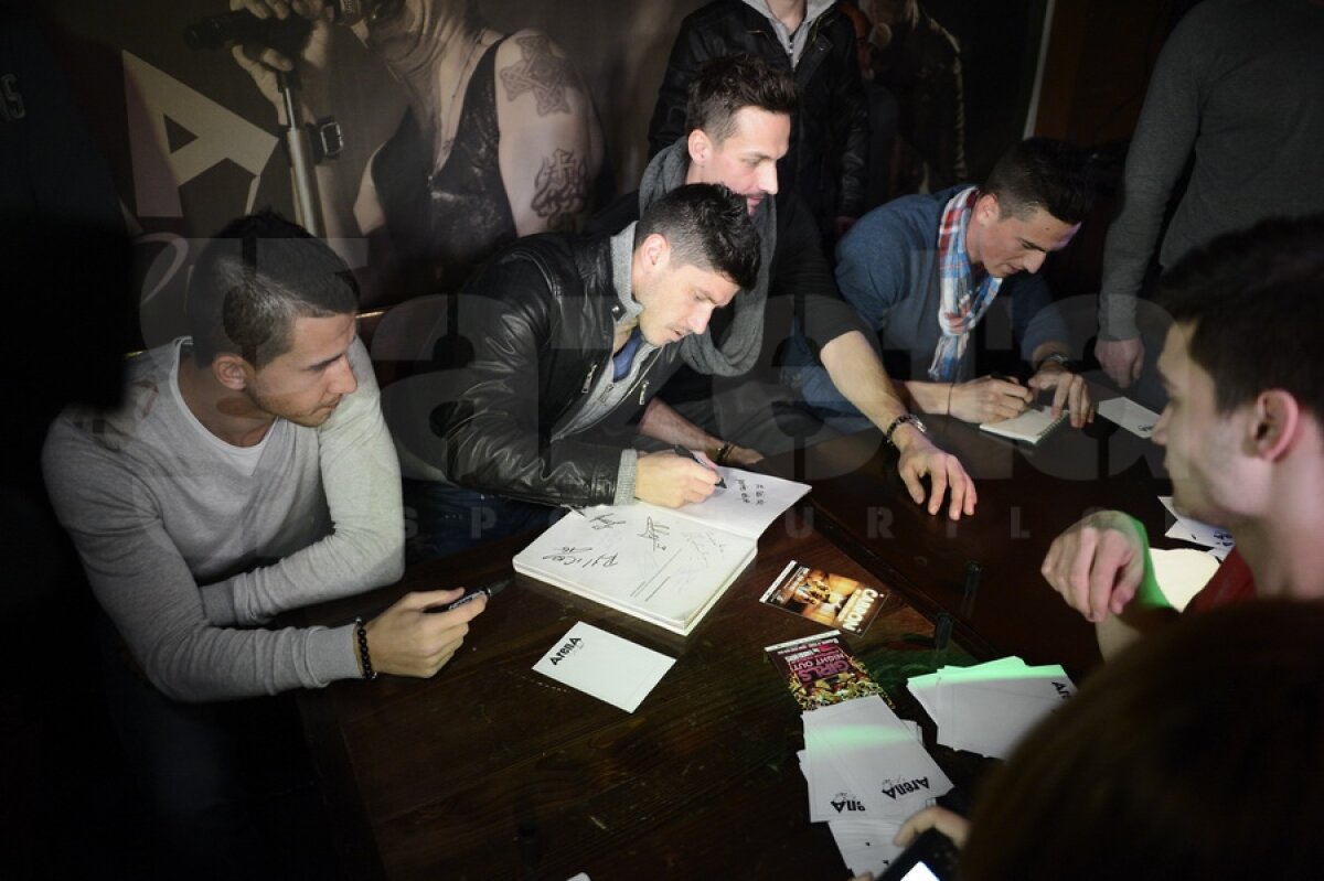 GALERIE FOTO » Jucătorii Stelei au dat autografe în Regie » Au fost primiţi cu "We are the champions"