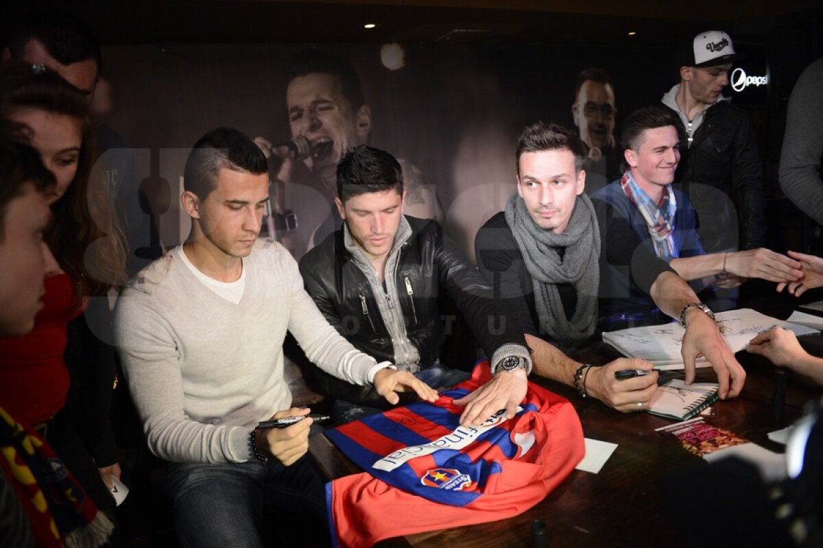 GALERIE FOTO » Jucătorii Stelei au dat autografe în Regie » Au fost primiţi cu "We are the champions"