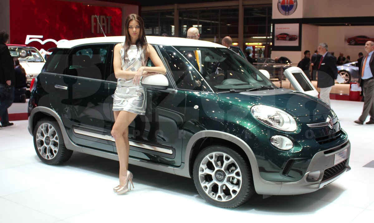 FOTO Fetele frumoase au încins motoarele la Geneva! Vezi o galerie foto de la eveniment