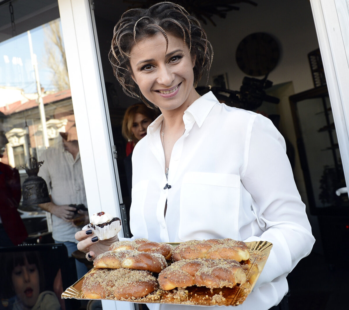 FOTO Reghe, de dulce » Reghecampf şi Anamaria Prodan şi-au inaugurat propia patiserie
