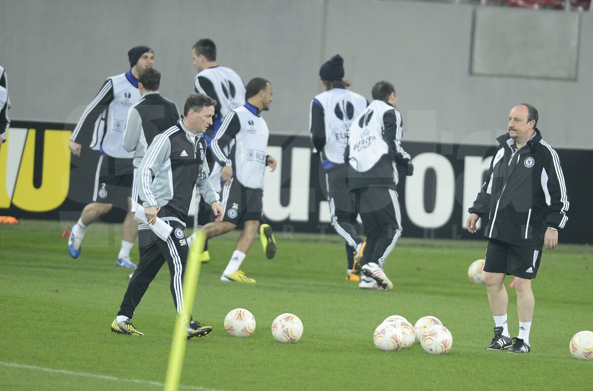 FOTO Spionaţi de Reghe şi MM » Jucătorii lui Chelsea au ridicat brazde pe Arena Naţională